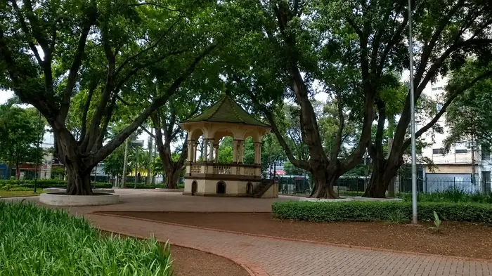 Praça arborizada com coreto histórico em Santo Amaro, zona sul de São Paulo